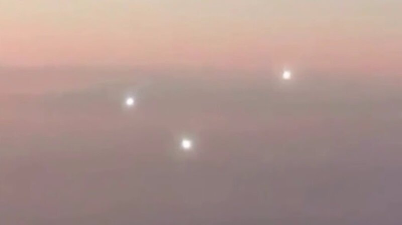Словно живые объекты: над Южной Америкой НЛО преследовали авиалайнер – кадры