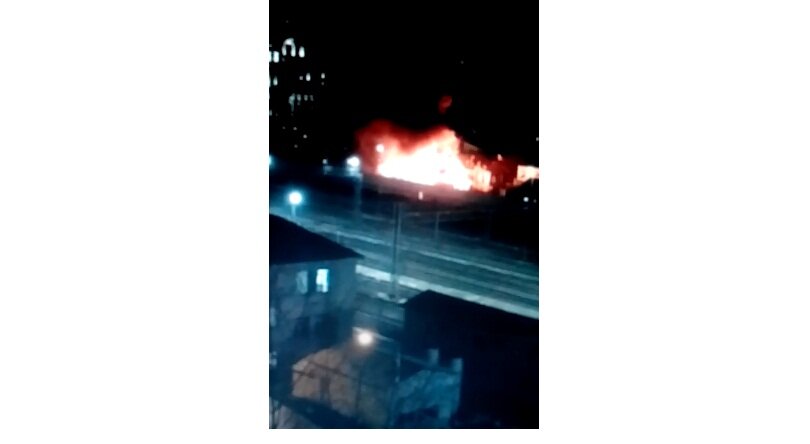 В Москве сильный пожар охватил склад: очевидцы сообщают о взрывах – кадры