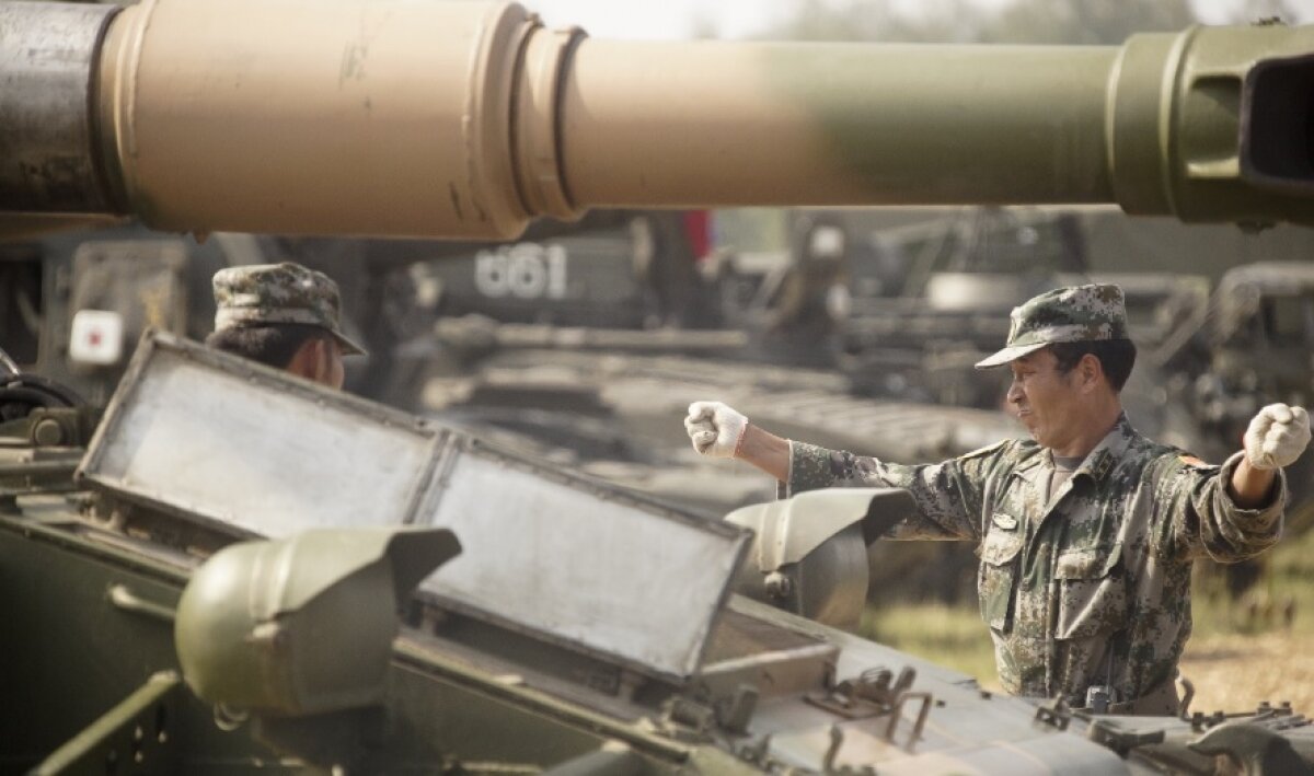 Переброска Китаем сотен единиц боевой техники к границе с Индией попала на видео