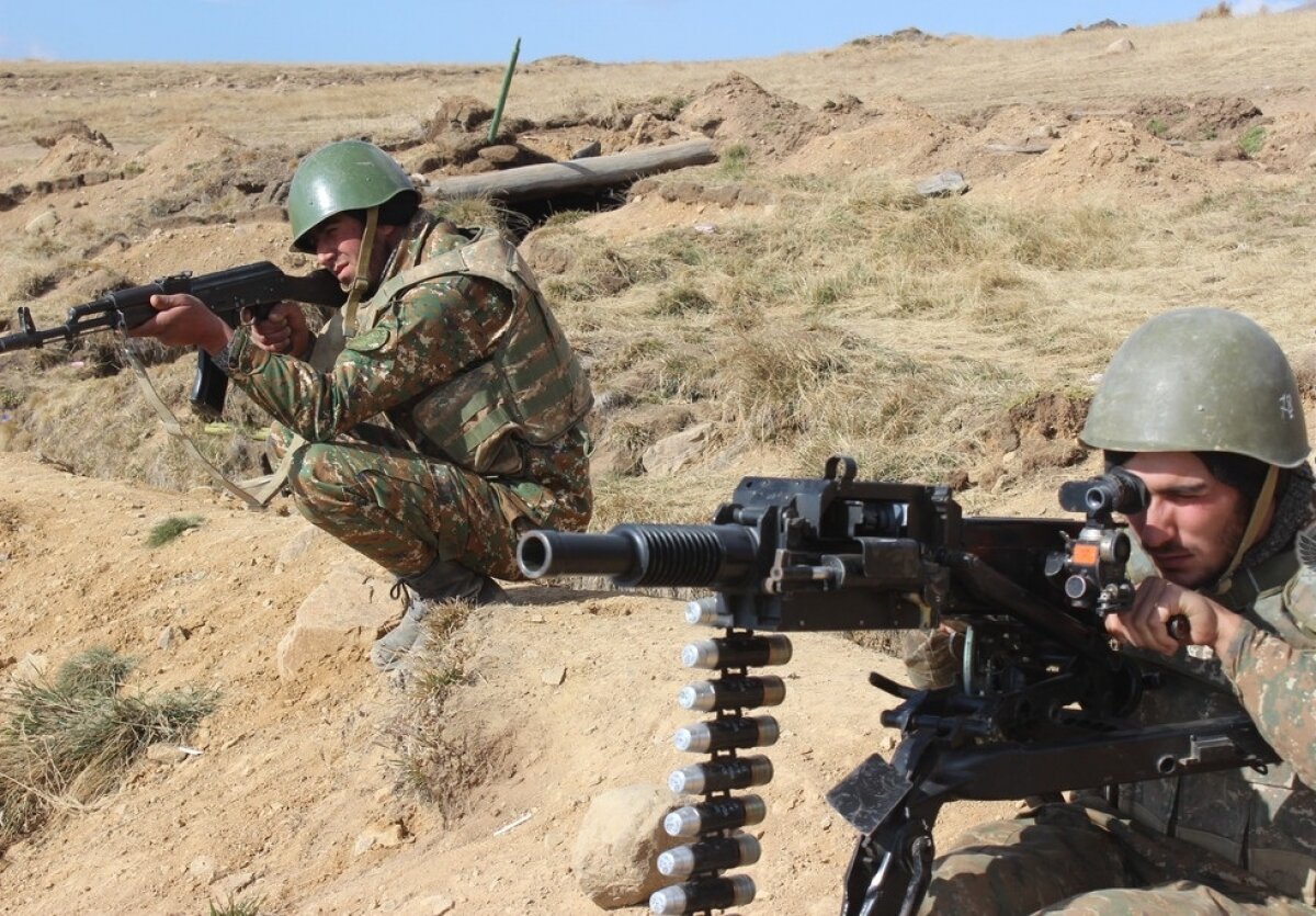 Упорные бои продолжаются в районе Шуши - Карин так между армянами и азербайджанцами 