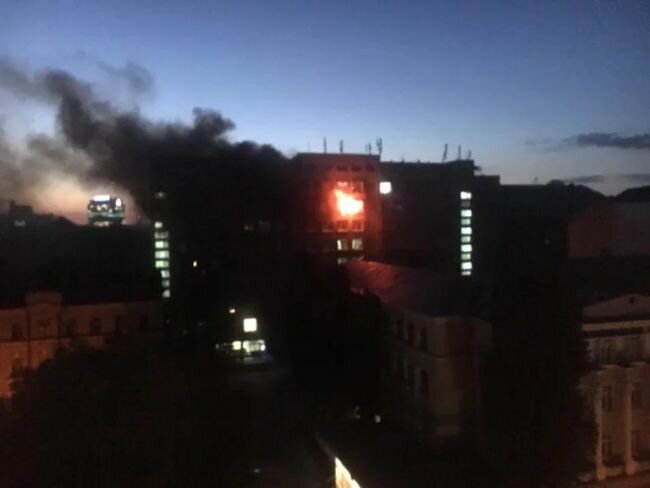 В Киеве загорелся Институт пищевых технологий  - появились кадры сильного пожара