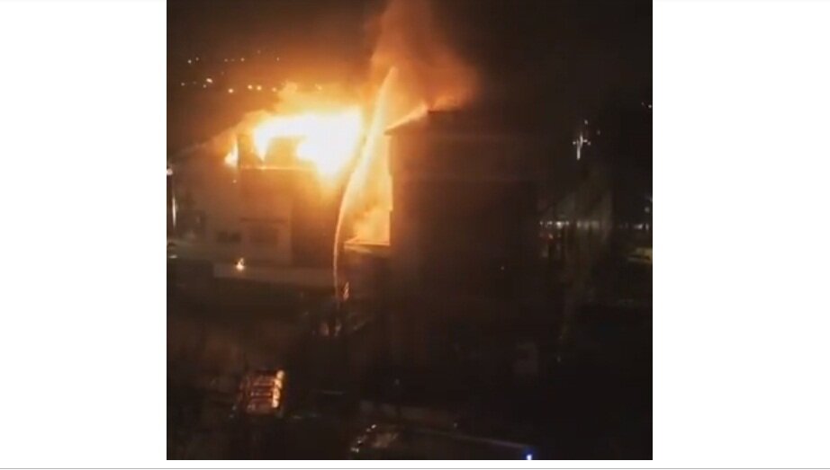 В ТЦ Владивостока вспыхнул крупный пожар: произошло обрушение кровли – кадры
