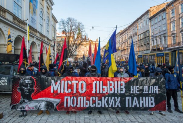 "Львов не для польских панов": украинские радикалы устроили очередное факельное шествие - кадры