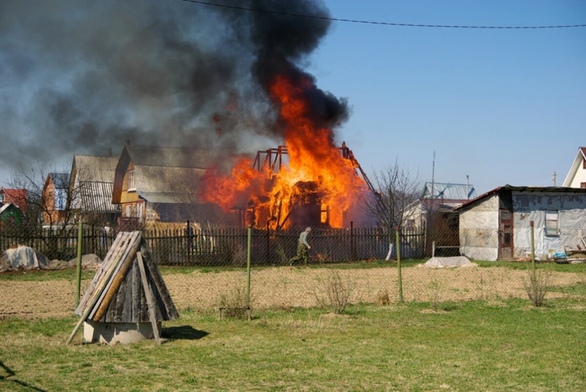Масштабный пожар в Самарской области тушат более 100 спасателей - уничтожены 11 домов цыганского поселка