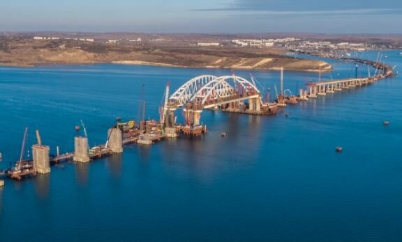Опубликованы удивительные кадры установленной арки Керченского моста