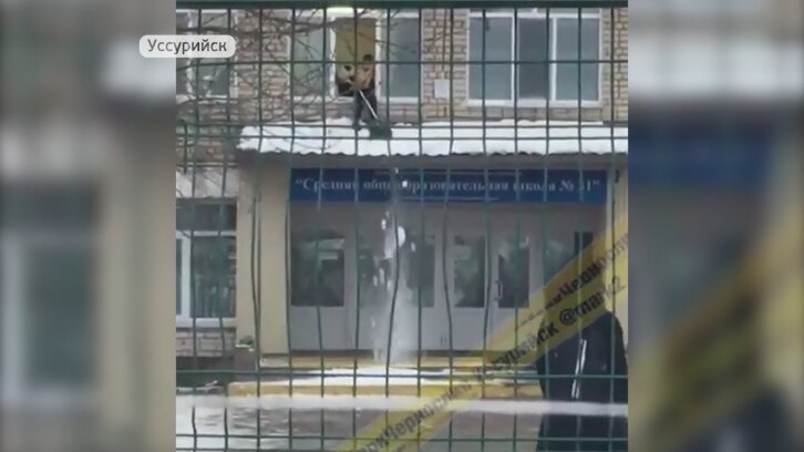 ​Без верхней одежды и без шапки: в Сети опубликован ролик из Уссурийска, где подросток чистит крышу от снега