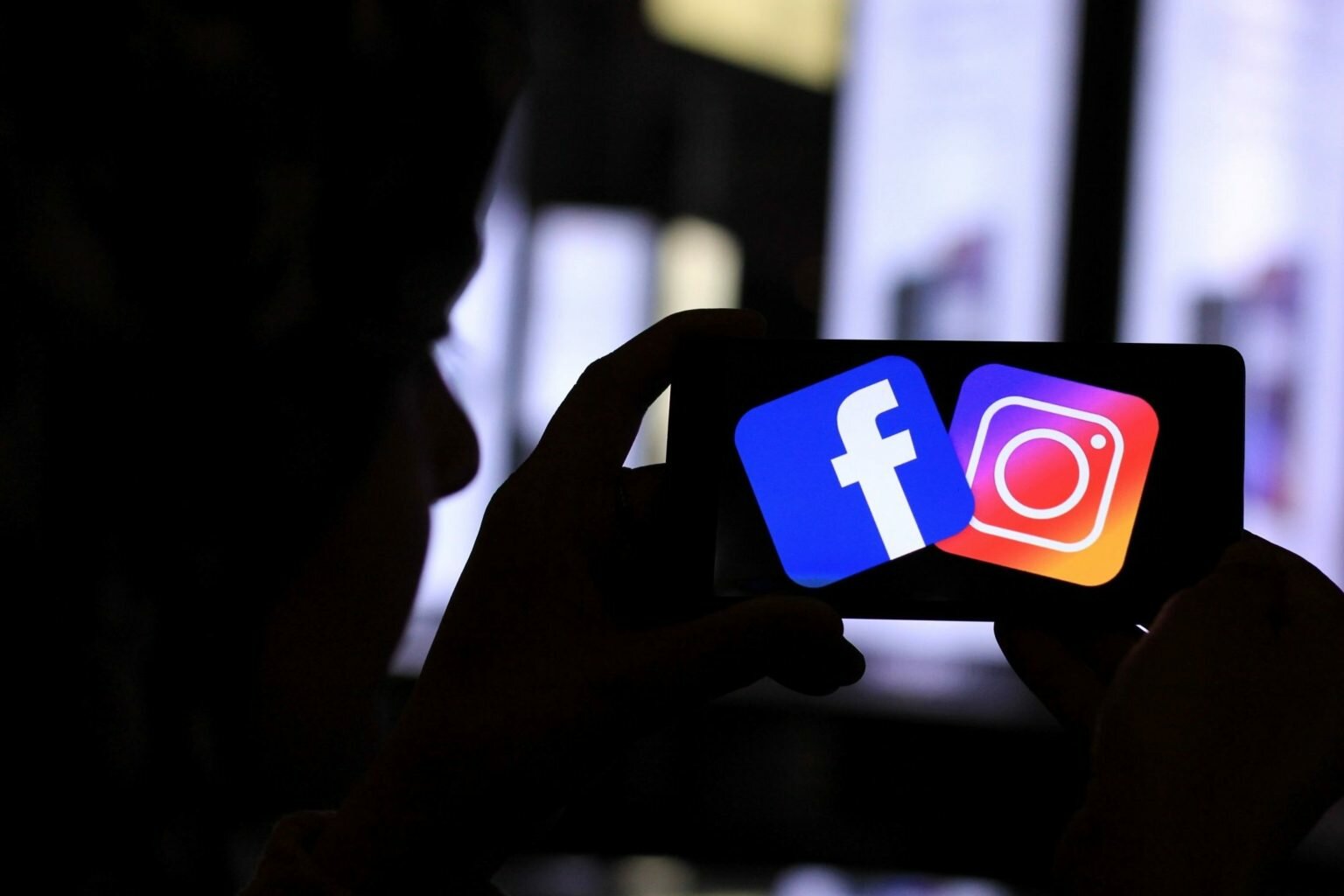 Платными могут стать Instagram и Facebook