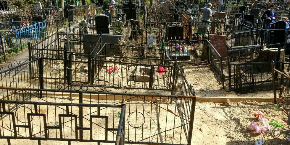 Шокирующие кадры старинного кладбища в Москве, где исчез десяток могил