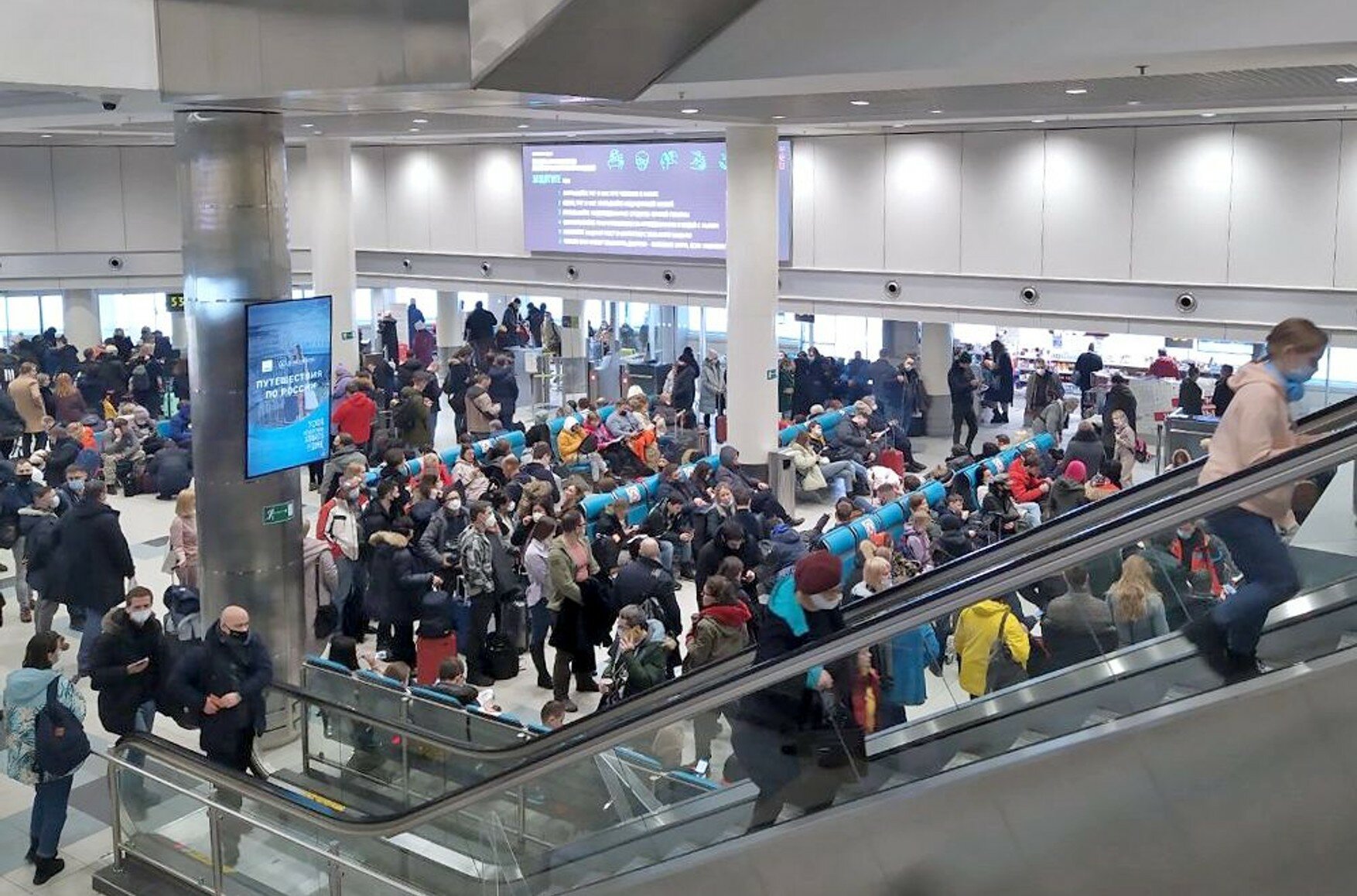 Вакханалия в столичном аэропорту: из-за непогоды пассажиры задержанных рейсов толпятся внутри здания