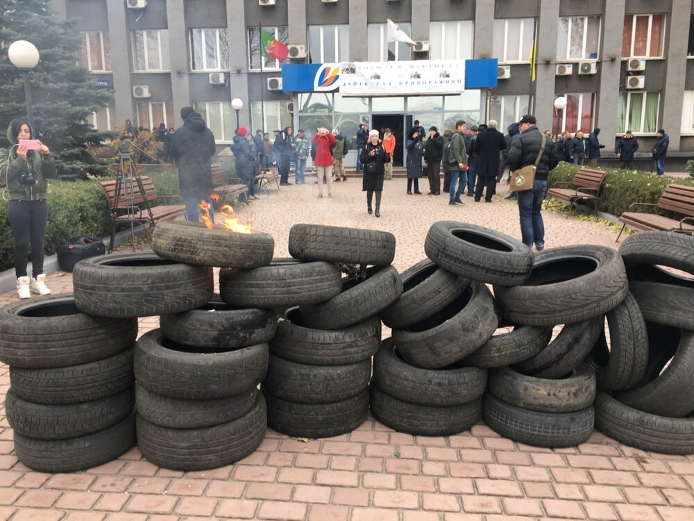 В Кривом Роге разъяренные активисты захватили чиновников в заложники и жгут шины под "Криворожгазом" - кадры