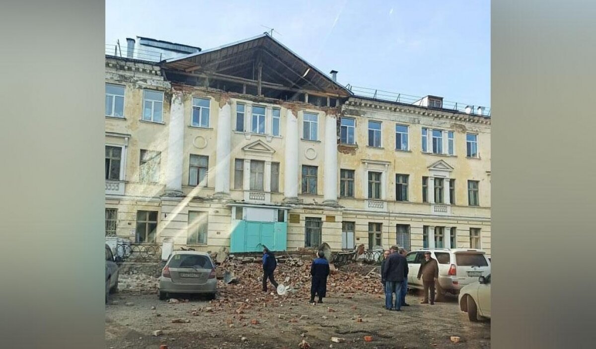 В Томской области обвалилась часть кирпичной стены больницы, кадры