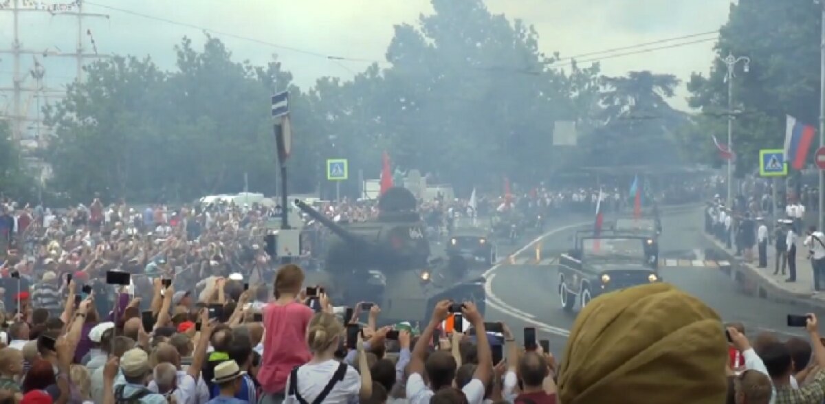 В Севастополе во время Парада Победы танк "Т-34" поехал на толпу