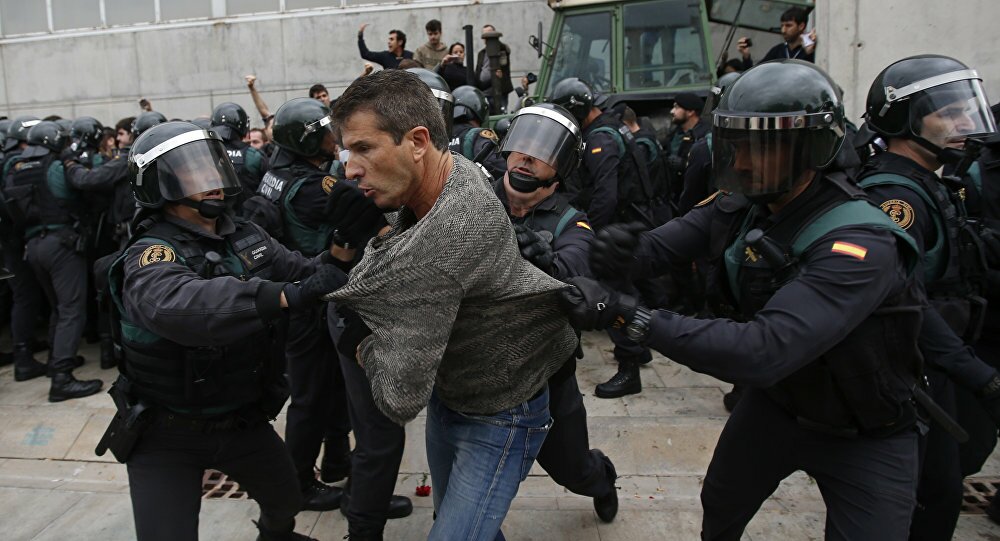 При ожесточенных столкновениях с полицией в Каталонии пострадали 337 человек, виновный назван – официальный источник