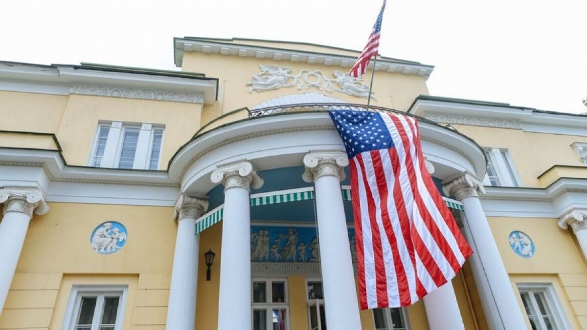 В Москве Range Rover протаранил ворота посольства США
