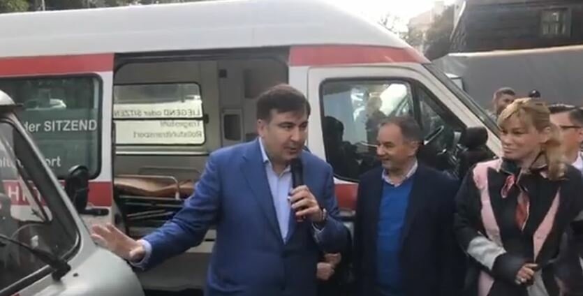 Саакашвили устроил акцию протеста под зданием Кабмина - кадры