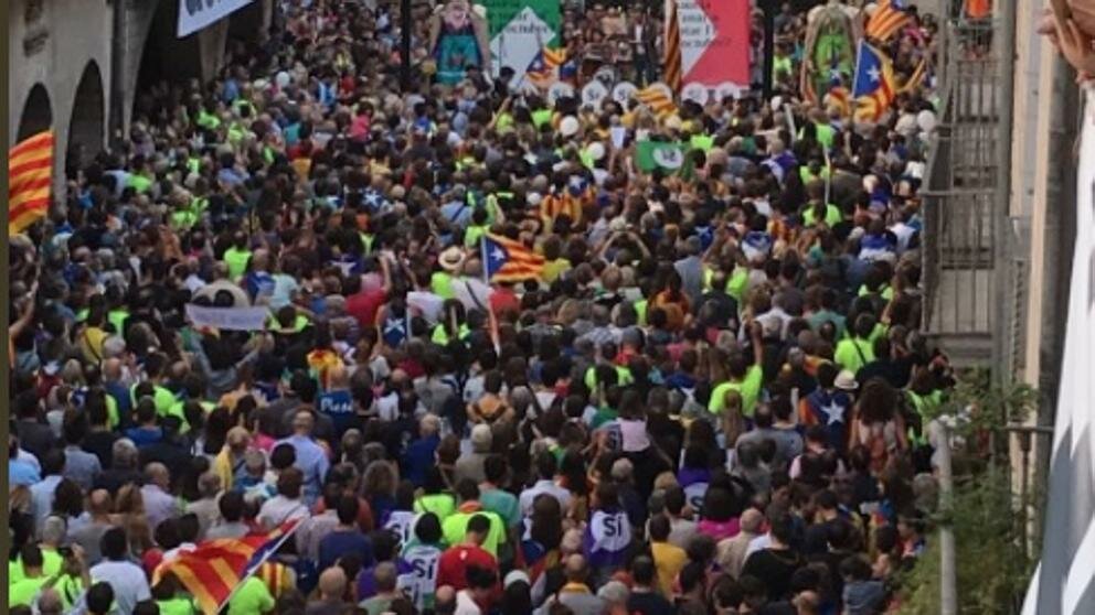 Атмосфера в Каталонии накаляется: опубликованы кадры массовых протестов в поддержку референдума 