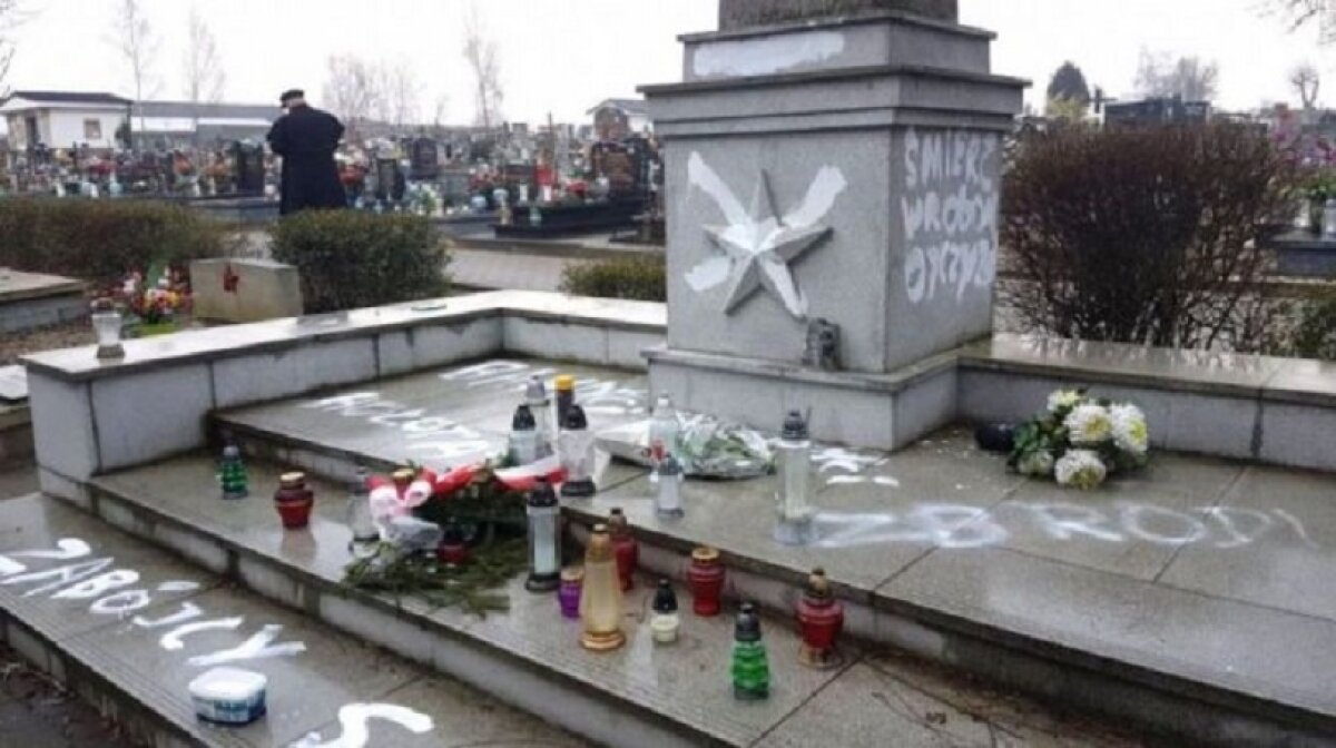 Польские вандалы изуродовали мавзолей воинов Красной Армии в Гнезно - в Сети выложили кадры