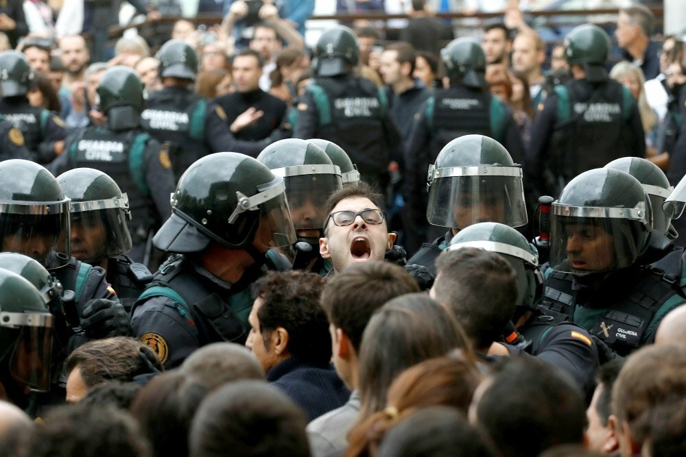 Количество пострадавших в жестких столкновениях с полицией в Каталонии растет – опубликованы новые кадры 