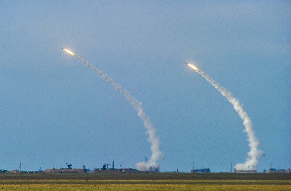 ​В Киеве назвали причину масштабных военных учений у границ Крыма и показали кадры стрельб 