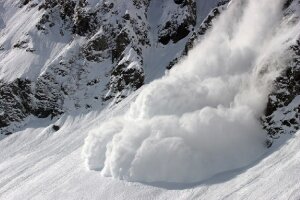 Сход снежной лавины произошел на курорте в Швейцарии, под ней могут быть погребены люди