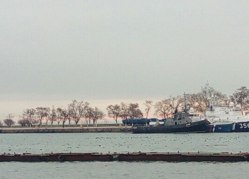 СМИ: задержанные корабли ВМС Украины "исчезли" из порта в Керчи