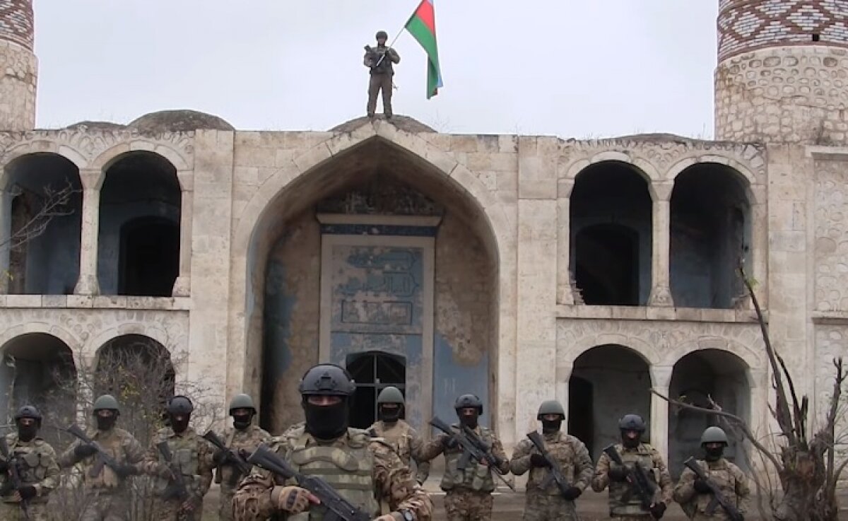 Армия Азербайджана водрузила флаг республики в Агдаме