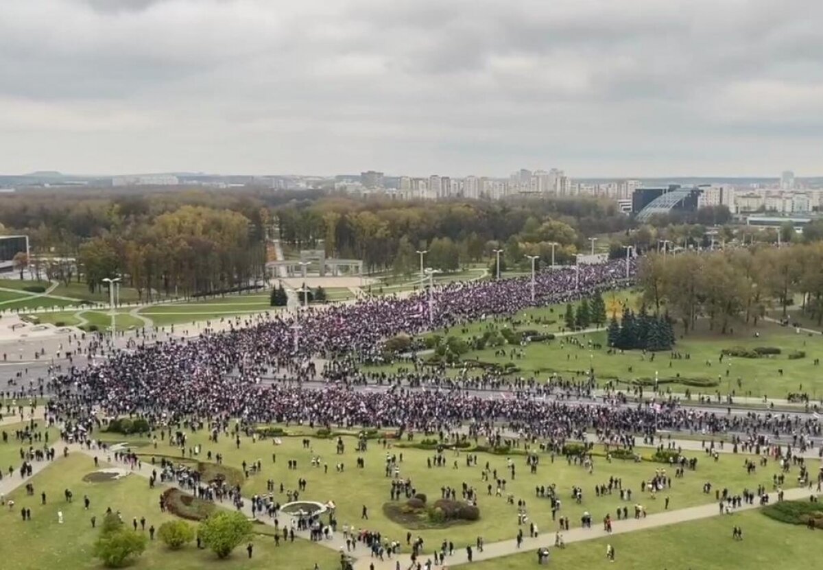 ​Около 100 тысяч человек вышли на акцию протеста в Минске в последний день ультиматума: кадры