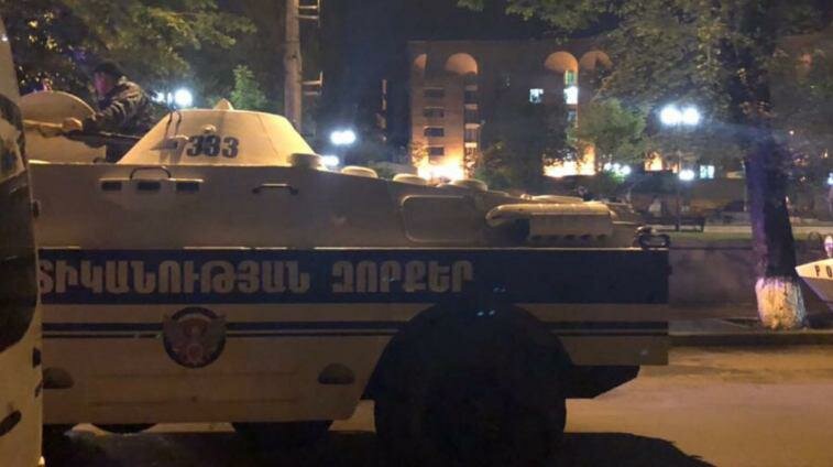 На улицы Еревана вывели военную технику – кадры 