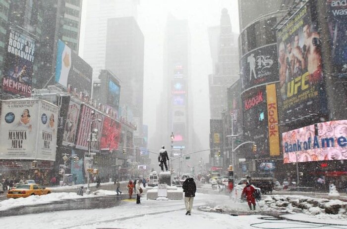 Нью-Йорк парализован из-за сильного снегопада