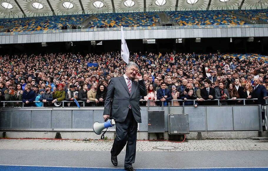 "Унизил своих сторонников на весь мир", - песни Порошенко на дебатах вызвали гнев в Сети