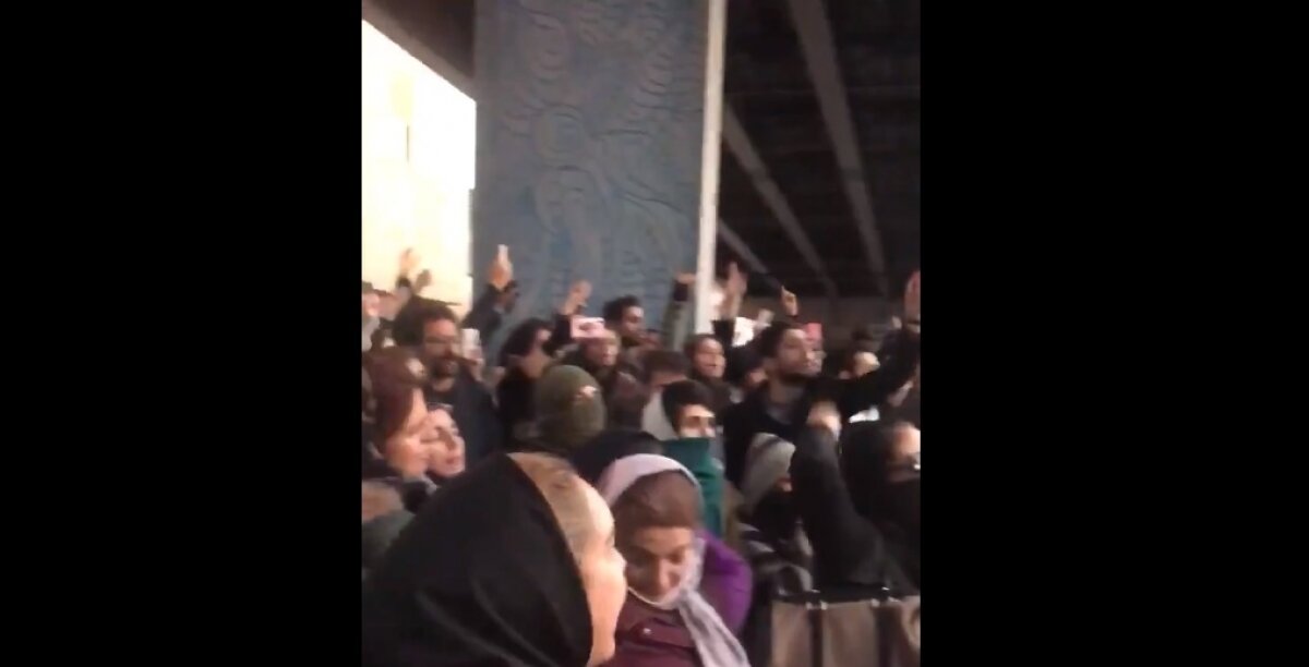 "Отставки недостаточно", - в Тегеране требуют сурового наказания за сбитый Boeing: на митинг стянута полиция