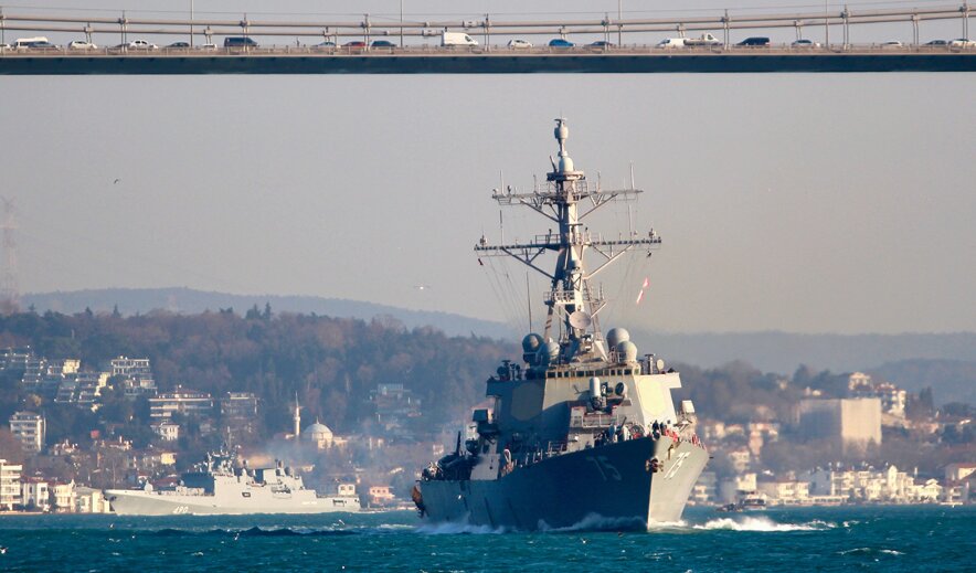 В Сети появились кадры покидающего Босфор эсминца США "Дональд Кук", встретившегося с фрегатом РФ 