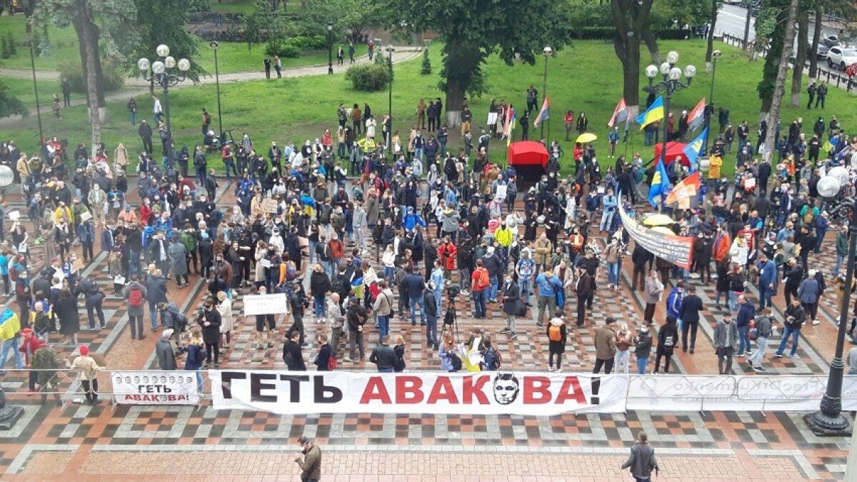 Верховная Рада в осаде протестующих: толпа перевернула автомобиль, требуя отставки Авакова, кадры