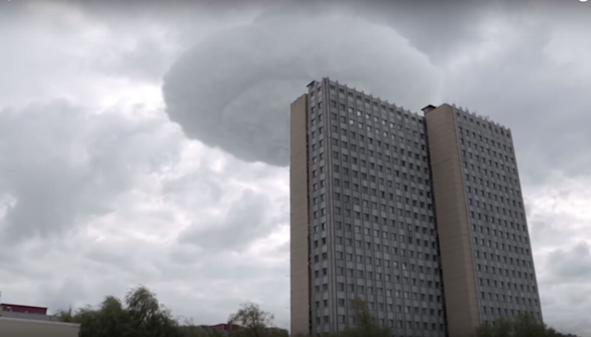 Скрылся в облаках: над московским небоскребом завис громадный корабль пришельцев – кадры 