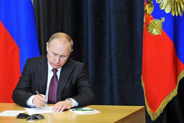 Стало известно, что Путин запретил делать российским банкам
