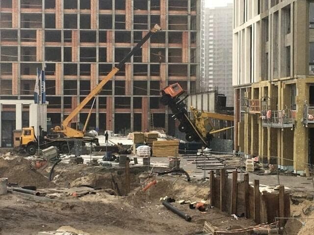 Очевидцы показали падение строительного крана в Киеве – кадры