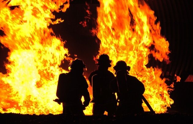 Масштабный лесной пожар в Ростовской области: к тушению привлечены сотни спасателей, самолеты и вертолеты