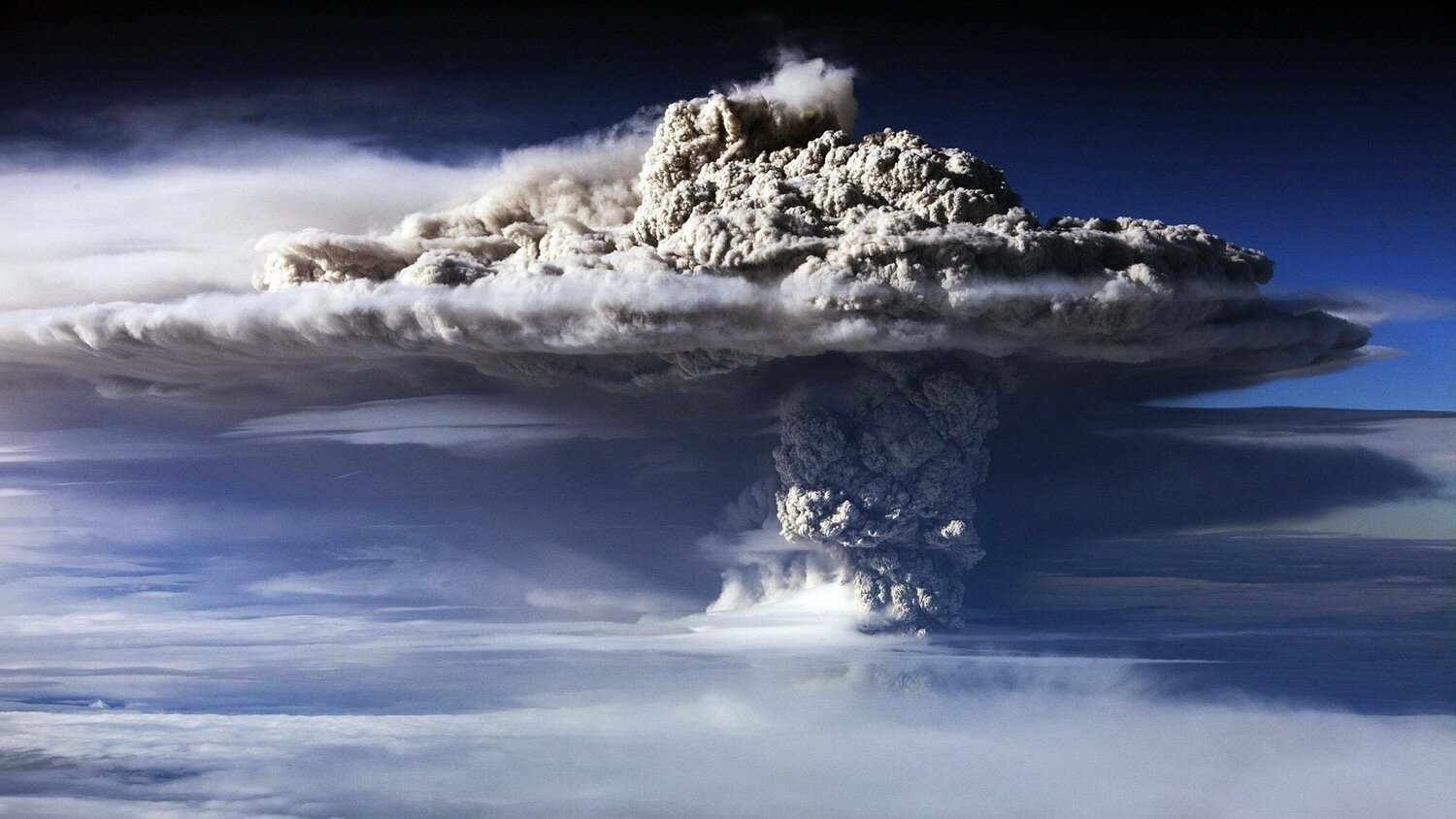 Ужасное предсказание Эдгара Кейси: после извержения Везувия исчезнет Италия, а через 3 месяца Калифорния расколется пополам 