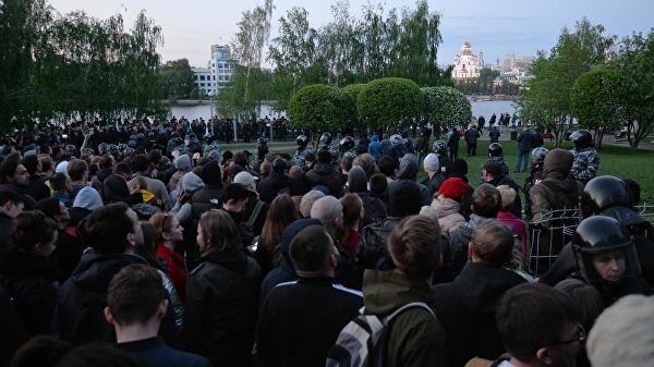 Протесты в Екатеринбурге возле сквера: прямая онлайн-трансляция – кадры