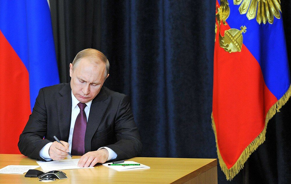 Путин упростил получение гражданства РФ для жителей двух областей Украины – указ 