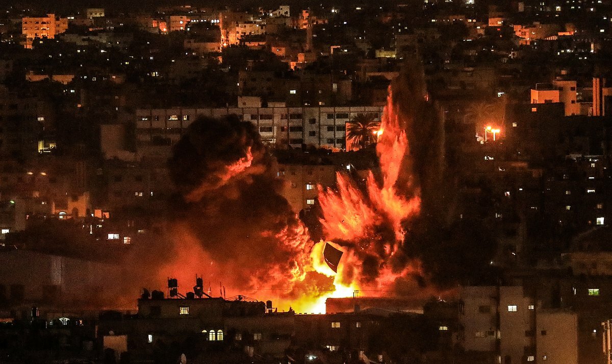 В Сети показали, как израильская армия нанесла ракетные удары по целям в Газе 