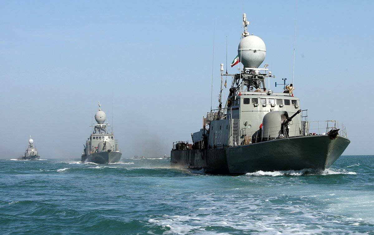 Военные корабли Ирана произвели ракетные пуски "под носом" у атомного авианосца США