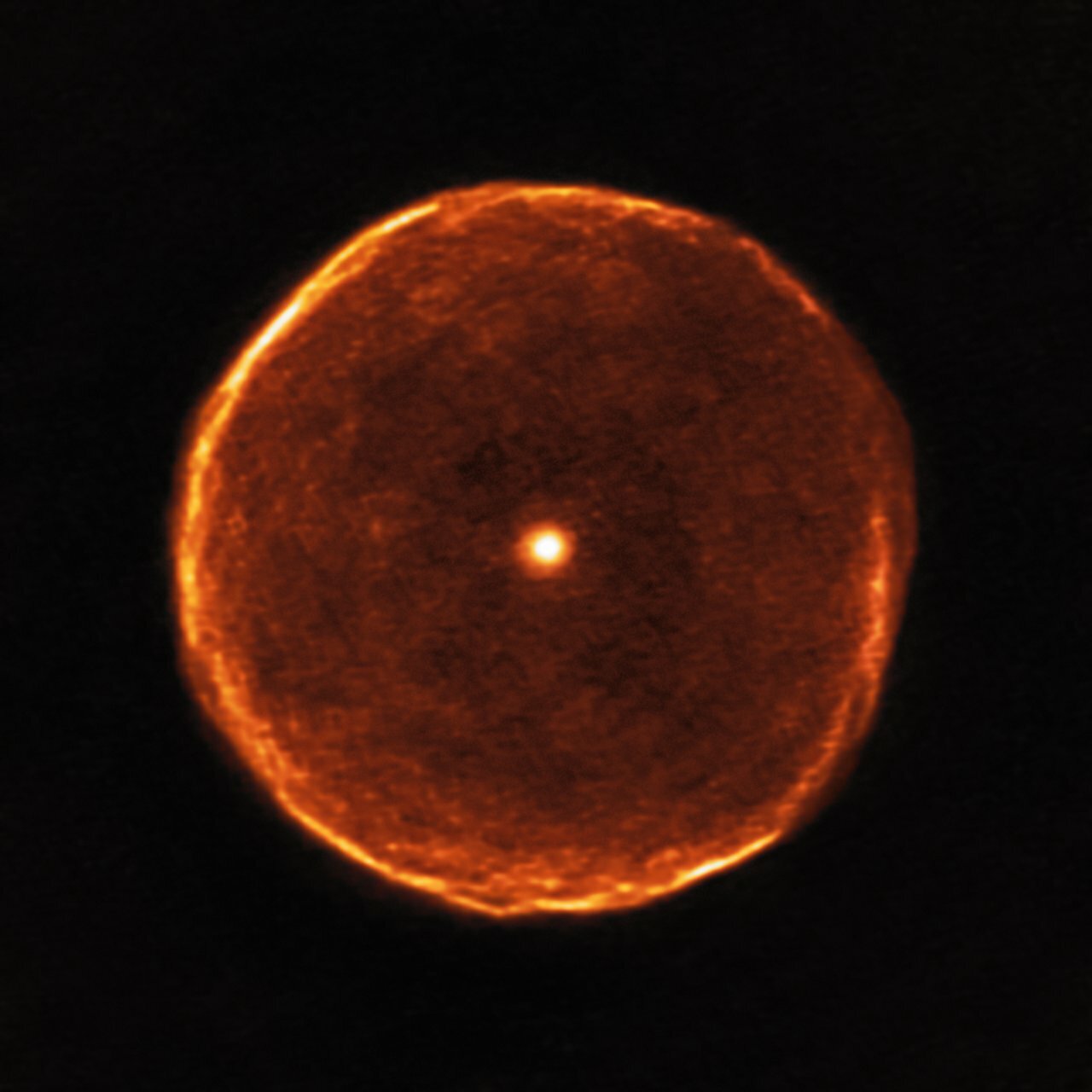 ​Сенсационные снимки: астрономы увидели, как на нас из космоса "смотрит" огромный "глаз", - кадры