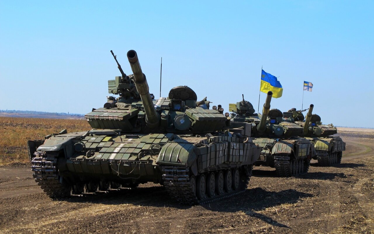 В Сети показали, как ВСУ перебросили еще почти полсотни танков в Донбасс