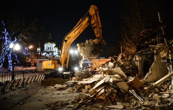 Один из снесенных самостроев Москвы обрушился в подземный переход: на месте работают спасатели