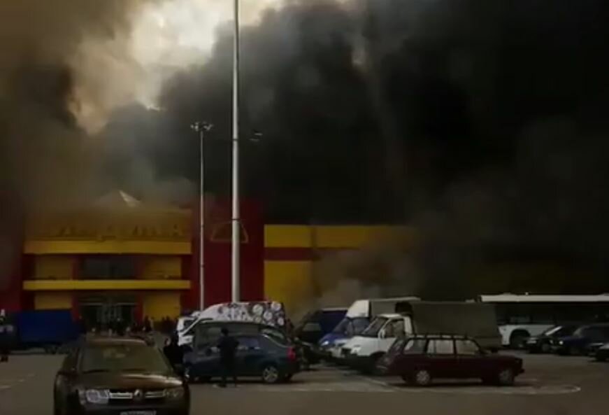 Опубликованы шокирующие кадры объятого пламенем рынка “Синдика” в Москве