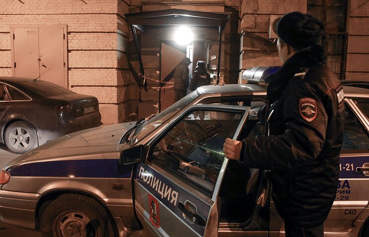 Шокирующий инцидент на севере Москвы: неизвестные застрелили мужчину и женщину в подъезде и скрылись с места убийства