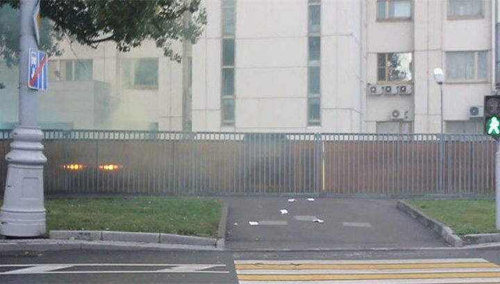 ​B Mocкве неизвестные забpocaли дымовыми шашками здание HATO – кадры нападения