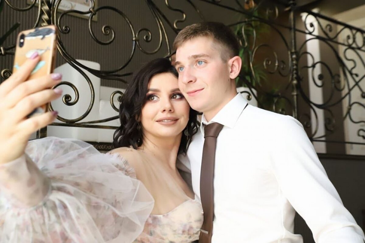 Беременная блогер Марина Балмашева вышла замуж за сына своего экс-мужа 