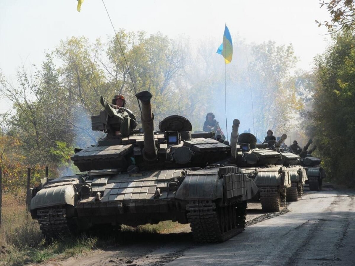 Переброска танков и БТРов ВСУ в Донбасс попала на видео